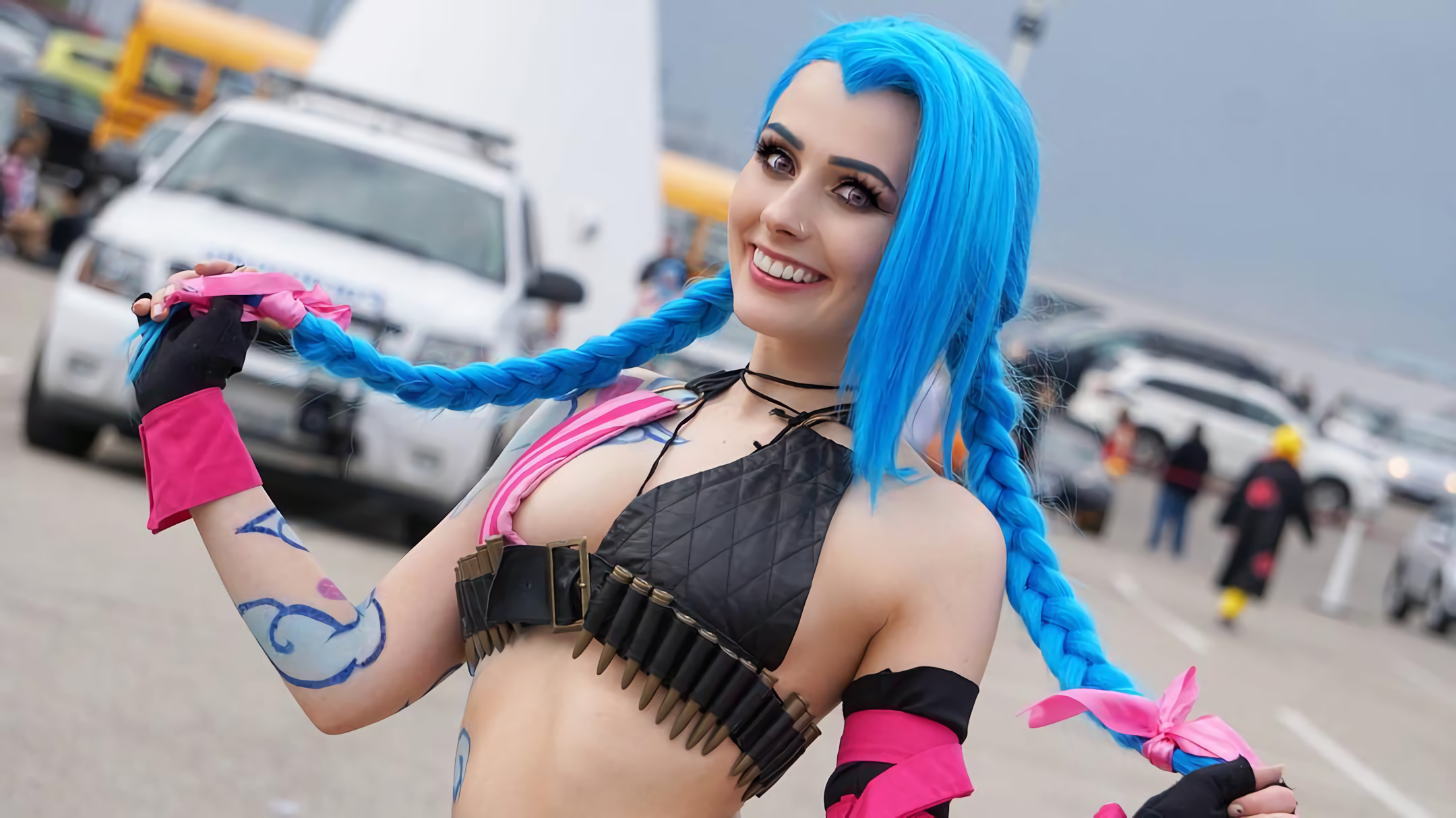 Jinx from League of Legends video game cosplay by Rolyat